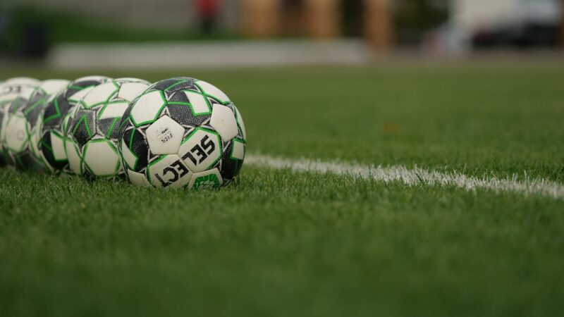 Dlaczego rotacja bocznych sektorów zmienia strukturę obrony w piłce nożnej